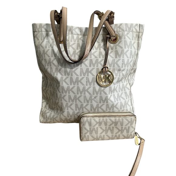 Michael Kors Tote Handbage & Wristlet White Logo - Picture 1 of 11